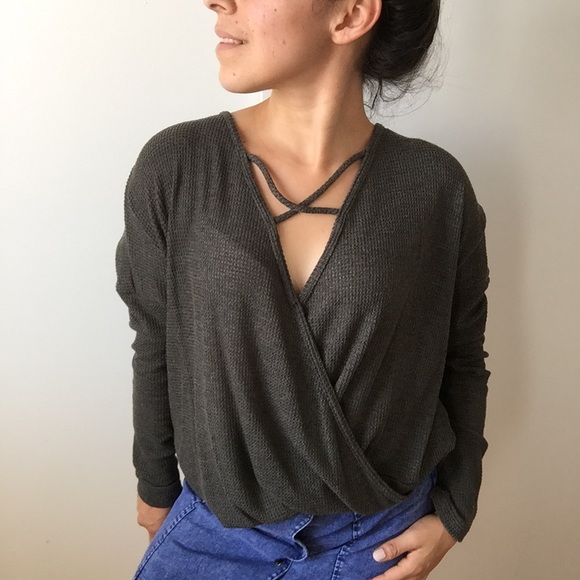 ❗️One left L ❗️NWTGrey long sleeve criss cross top - Picture 2 of 5